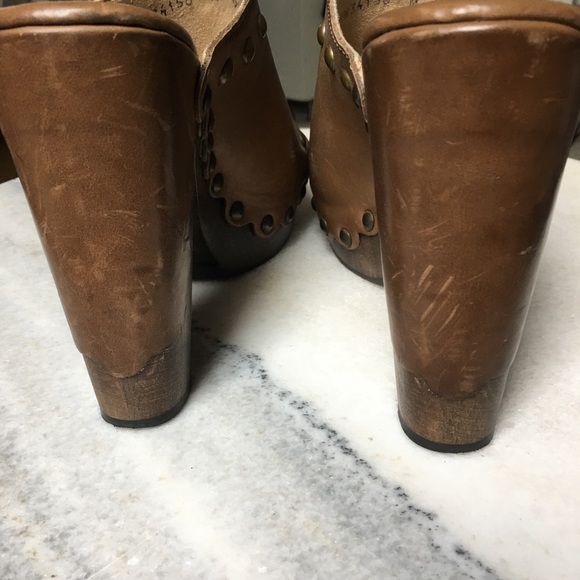 Stuart Weitzman Scalloped Clogs - Picture 5 of 8